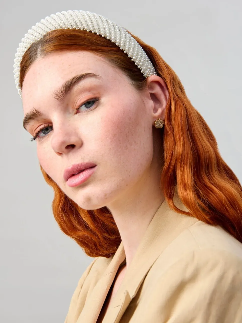 Aela Witte Parel en Kristallen Haarband
