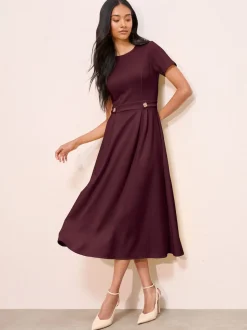 Bessenrood - Friends Like These Getailleerde midi-jurk met tabdetail en korte mouwen