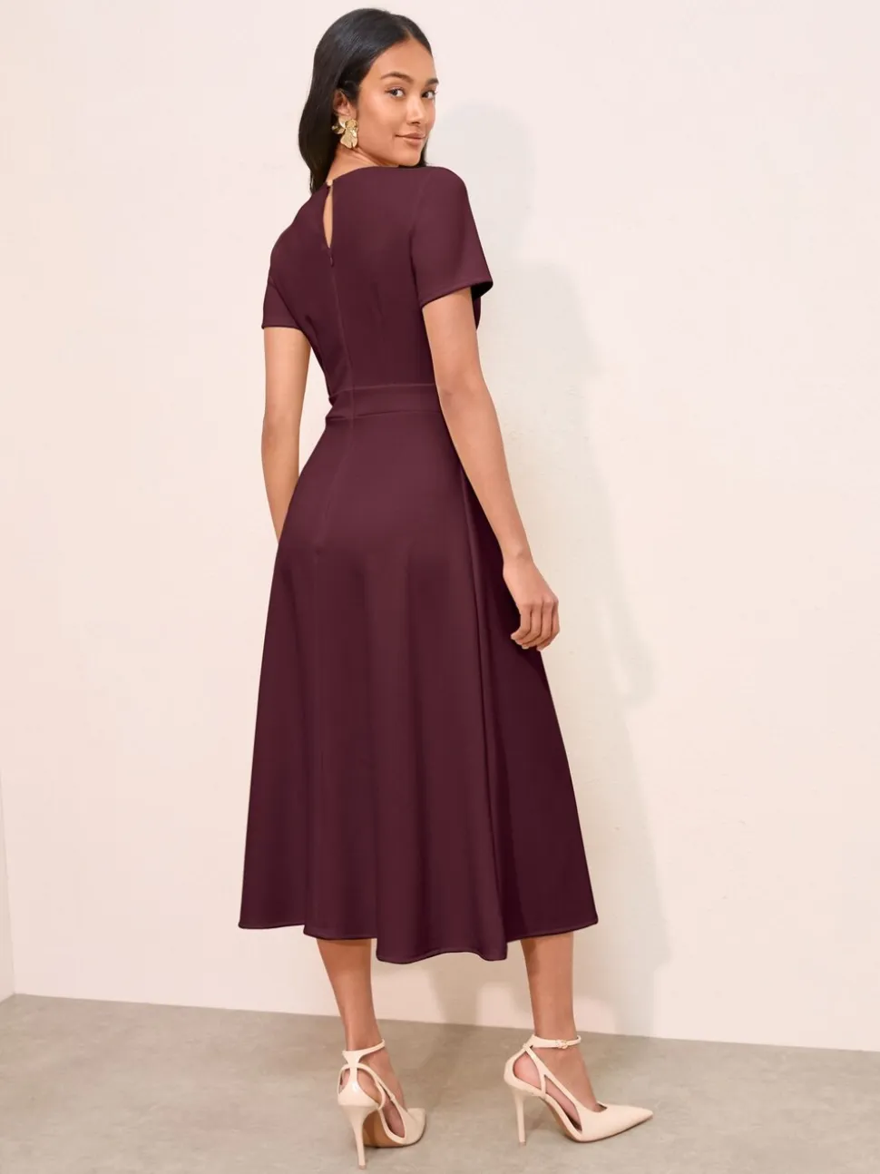 Bessenrood - Friends Like These Getailleerde midi-jurk met tabdetail en korte mouwen