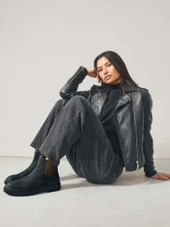 Black Oiled Leather - Forever Comfort® Round Toe Chelsea Boots