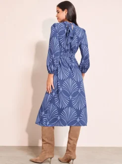 Blauwe geo - Friends Like These Midi-jurk met opstaande kraag en lange mouwen en strikdetail