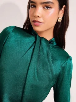 Blauwgroen - Friends Like These - Gecrushte satijnen blouse met gedraaide hals en lange mouwen