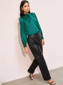 Blauwgroen - Friends Like These - Gecrushte satijnen blouse met gedraaide hals en lange mouwen