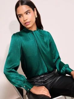 Blauwgroen - Friends Like These - Gecrushte satijnen blouse met gedraaide hals en lange mouwen