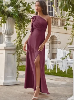 Bordeauxrood - Lipsy maxi bruidsmeisjesjurk met één schouder en strik