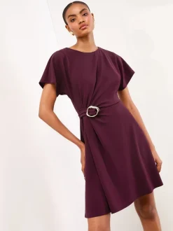 Bordeauxrood - Lipsy miniskaterjurk met hardwaredetail