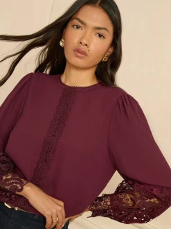 Bordeauxrood - Love & Roses blouse met lange mouwen en kanten manchetten