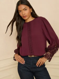 Bordeauxrood - Love & Roses blouse met lange mouwen en kanten manchetten
