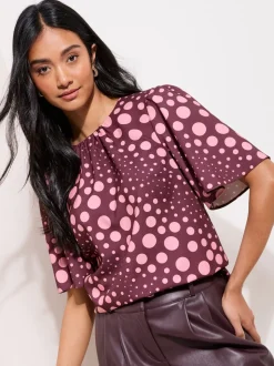 Bordeauxrood gestipt - Friends Like These Short Sleeve Tie Back Blouse
