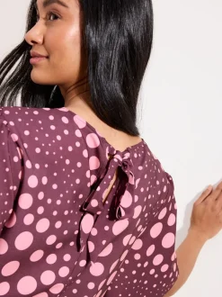 Bordeauxrood gestipt  - Friends Like These Short Sleeve Tie Back Blouse