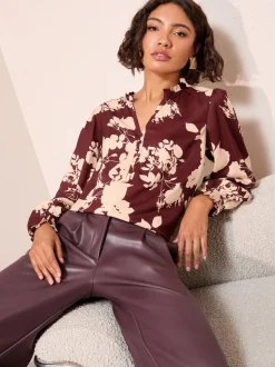 Bordeauxrood met bloemenprint - Friends Like These blouse met V-hals, knopen en lange mouwen