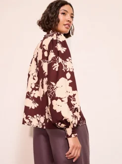 Bordeauxrood met bloemenprint - Friends Like These blouse met V-hals, knopen en lange mouwen