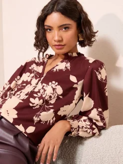 Bordeauxrood met bloemenprint - Friends Like These blouse met V-hals, knopen en lange mouwen