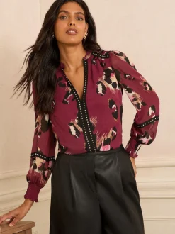 Bordeauxrood met dierenprint - Love & Roses Print blouse met inkeping bij de hals en hardware