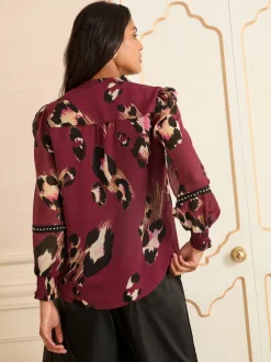 Bordeauxrood met dierenprint - Love & Roses Print blouse met inkeping bij de hals en hardware