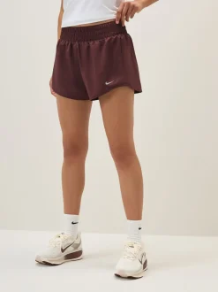 Bourgondië crush - Nike One Dri-FIT 3 inch short met halfhoge taille en geïntegreerde slip