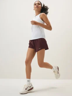 Bourgondië crush - Nike One Dri-FIT 3 inch short met halfhoge taille en geïntegreerde slip