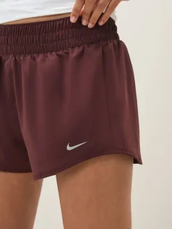 Bourgondië crush - Nike One Dri-FIT 3 inch short met halfhoge taille en geïntegreerde slip