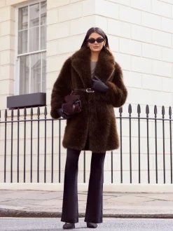 Bruin - Friends Like These X Lucy Mecklenburgh Halflange Jas van Imitatiebont met Ceintuur