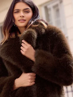 Bruin - Friends Like These X Lucy Mecklenburgh Halflange Jas van Imitatiebont met Ceintuur