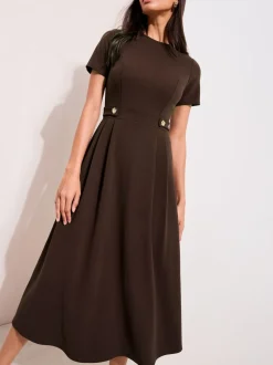 Bruin - Friends Like These Getailleerde midi-jurk met tabdetail en korte mouwen
