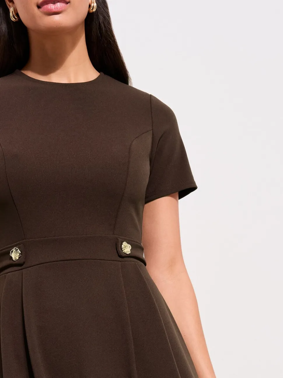 Bruin - Friends Like These Getailleerde midi-jurk met tabdetail en korte mouwen