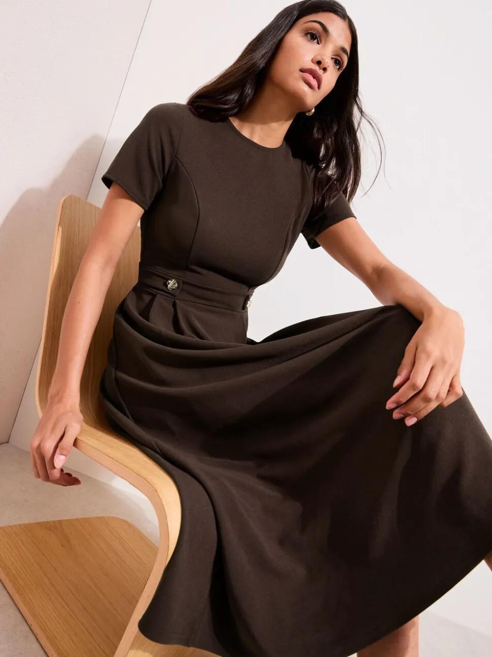 Bruin - Friends Like These Getailleerde midi-jurk met tabdetail en korte mouwen