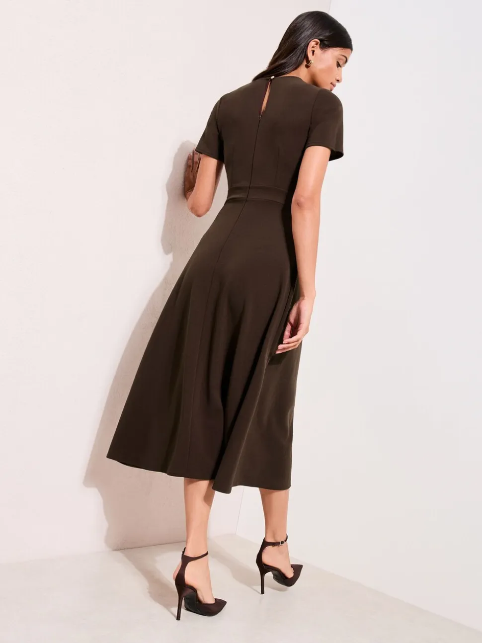 Bruin - Friends Like These Getailleerde midi-jurk met tabdetail en korte mouwen