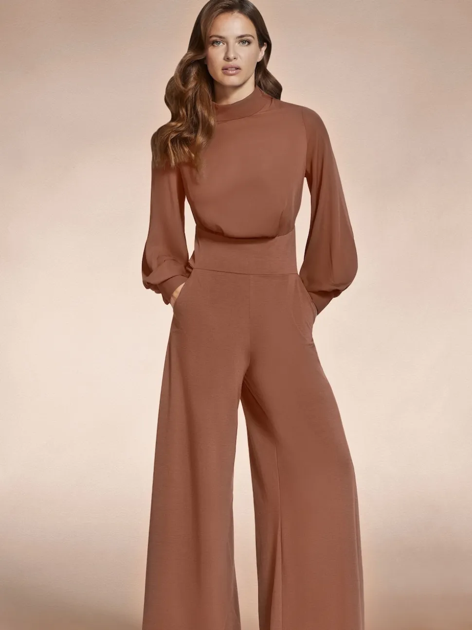 Bruin - HotSquash jumpsuit met wijde pijpen en blousonmouwen