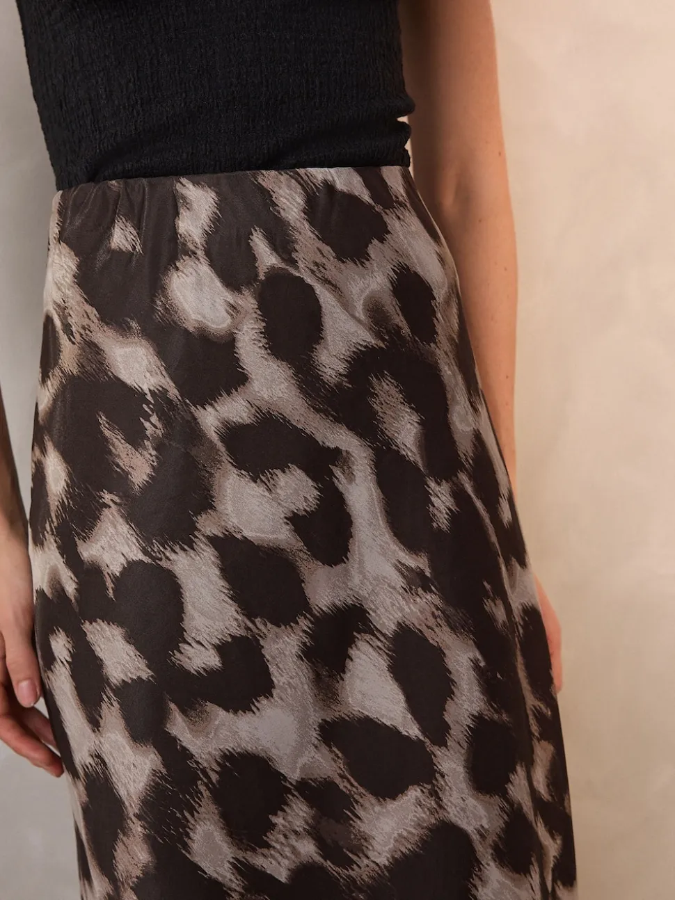 Bruin met dierenprint - Satijnen midirok