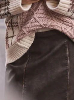 Bruin met distressed-effect - Minirok van imitatieleer