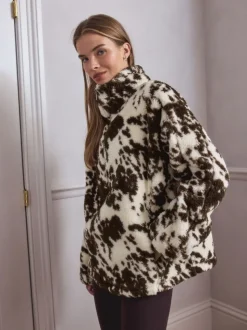Bruin met koeprint - Borg fleece met korte rits