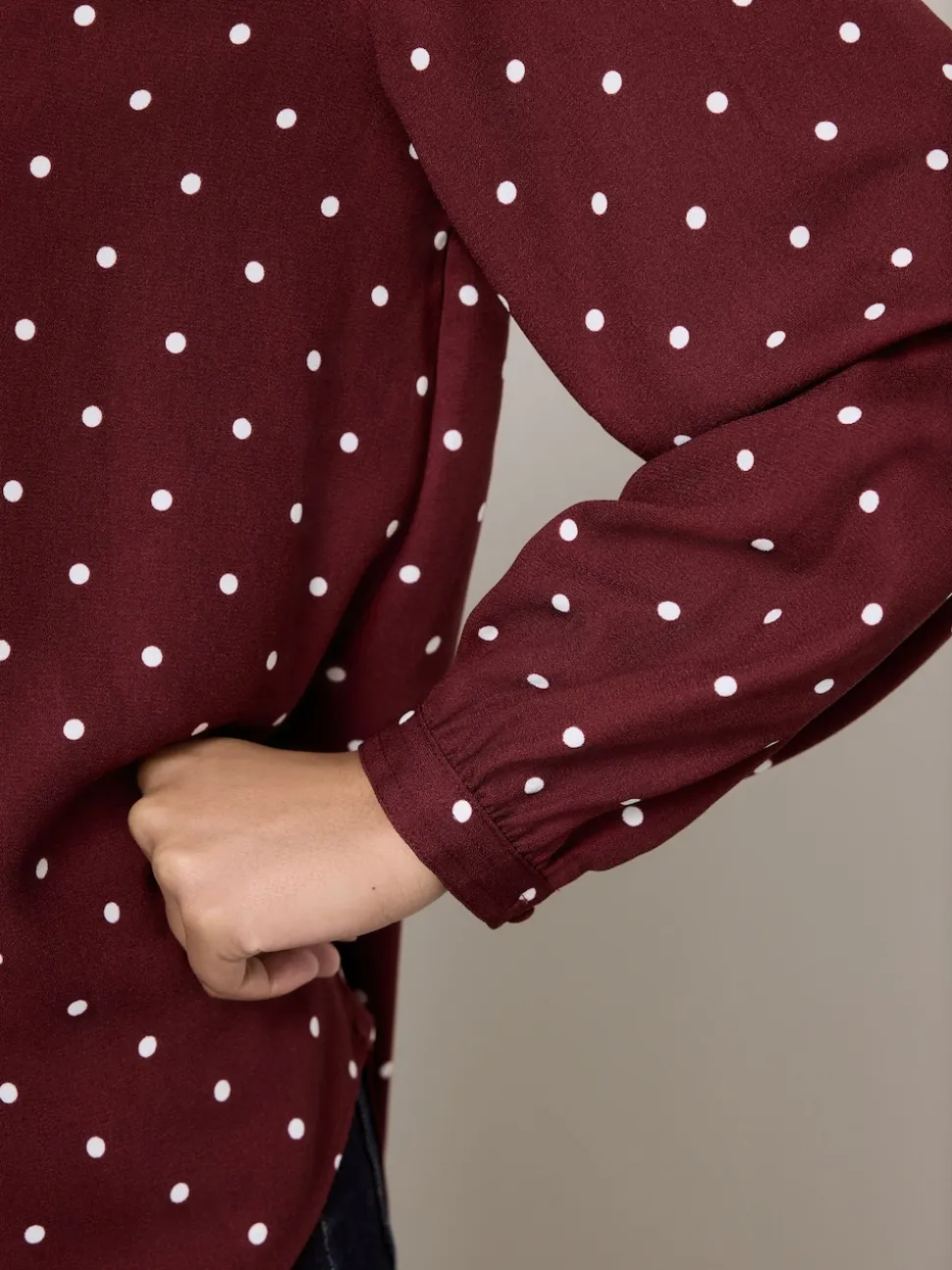 Burgundy Red Polka Dot - Blouse met V-hals en lange mouwen