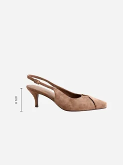 Camelbruin - Leren slingbackhakken met uitsnijdingen en hardwaredetails
