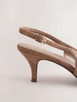 Camelbruin - Leren slingbackhakken met uitsnijdingen en hardwaredetails