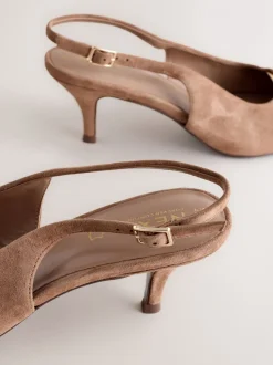 Camelbruin - Leren slingbackhakken met uitsnijdingen en hardwaredetails