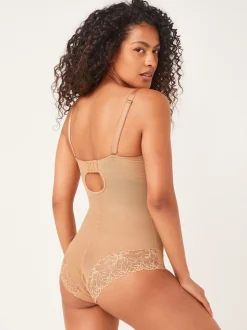 Caramel-nude - DD+ kanten tummy control body met lichte vulling