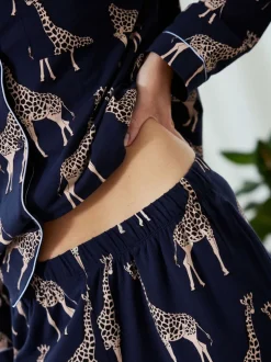 Celestial Blue - Chelsea Peers - Lange pyjamaset met giraffenprint en knopen