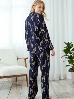 Celestial Blue - Chelsea Peers - Lange pyjamaset met giraffenprint en knopen
