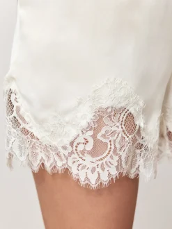 Champagne-goud - Satin Shorts With Lace Trim