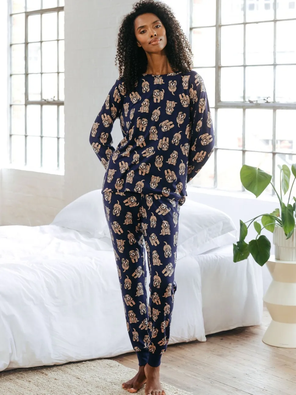 Chelsea Peers Lange pyjamaset met cockapoo-print en ronde hals