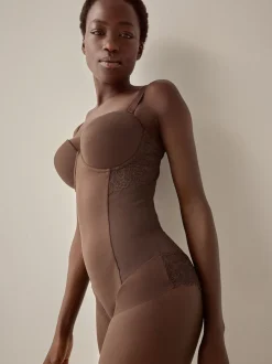 Chocolade nude - DD+ kanten tummy control body met lichte vulling