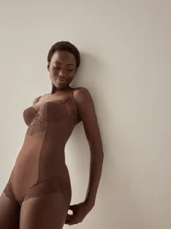 Chocolade nude - Kanten body met cups en sterke buikcorrectie