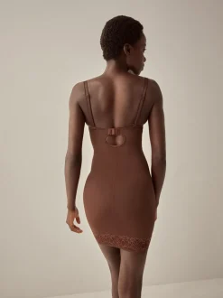 Chocolade nude - Kanten slipdress met cups en sterke buikcorrectie