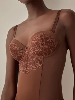 Chocolade nude - Kanten slipdress met cups en sterke buikcorrectie