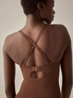 Chocolade nude - Kanten slipdress met cups en sterke buikcorrectie