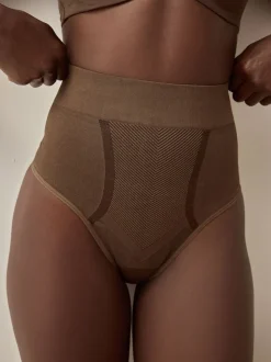 Chocolade nude - Vormgevende naadloze slip voor gladdere dijen met stevige buikcorrectie