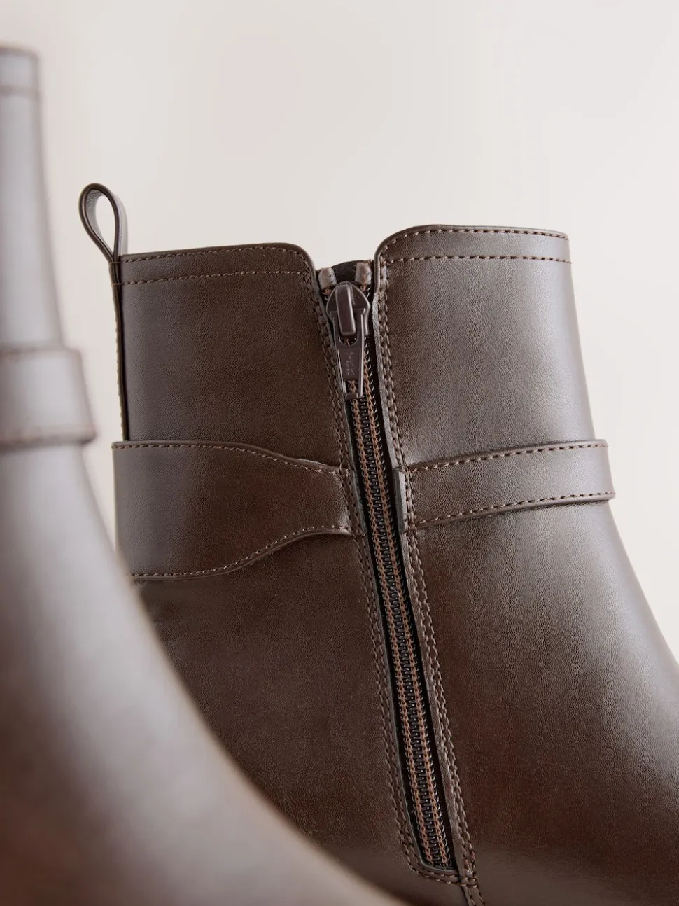 Chocoladebruin - Chelsea Boots met gesp