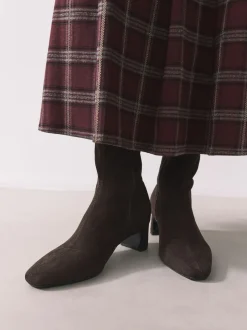 Chocoladebruin - Chisel Toe Block Heel Sock Boots