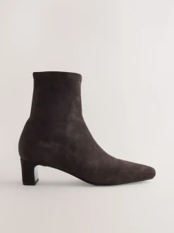 Chocoladebruin - Chisel Toe Block Heel Sock Boots